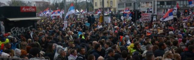 SKANDALOZNO PONAŠANJE BLOKADERA! Klibere se, igraju "u voziću" i prave žurku na protestu "odavanja počasti žrtvama u Novom Sadu"! (VIDEO)