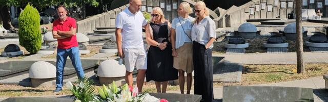PORODICA ŠAULIĆ NA OKUPU NA NOVOM GROBLJU Goca jeca na sav glas, Šabanov brat Hasan Dudić pustio suzu: Evo kako su obeležili rođendan (FOTO)