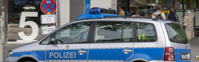 OGNJEN (21) I SAFET (48) POGINULI U MINHENU Vozač &quot;poršea&quot; prošao kroz crveno i prepolovio &quot;reno&quot;