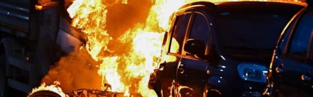 Rat huligana Intera i Đenove ispred stadiona: Spaljeni automobili, suzavac i totalni haos na ulici!