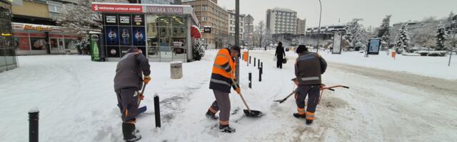 Zimska služba JKP Šumadija Kragujevac angažovana na obezbeđivanju prohodnosti saobraćajnica