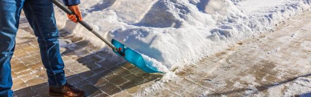 Kako da uklonite sneg sa prilaza u jednom potezu bez lopatanja: Ovaj trik će vas oduševiti i olakšati vam život