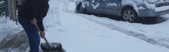 MAJA POLA DANA SAMA ČISTILA SNEG ISPRED ZGRADE: Reakcija komšija je ŠOKIRALA: "Umišljene seljačine"