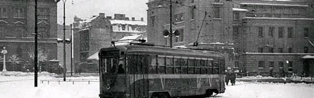 Ovo nije romantična slika starog Beograda: Šta vidite na tramvaju kod pozorišta? Jedan detalj otkriva užas