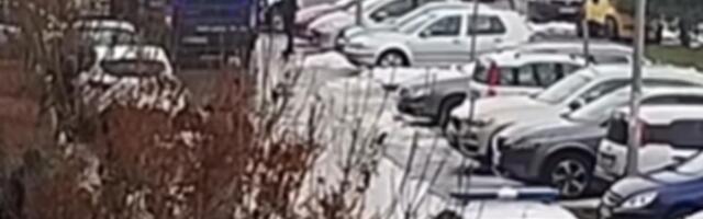 OSVANUO DRAMATIČAN SNIMAK POLICIJSKE POTERE I HAPŠENJA U NOVOM SADU: Jurili službenim vozilima za "fijatom", pa poteru nastavili pešaka, a ovo je razlog (foto)