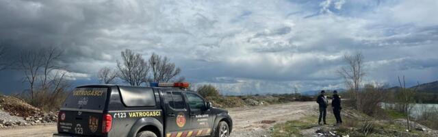 POTRAGA ZA NESTALIMA U MORAČI NE PRESTAJE, EVO ŠTA JE NAĐENO: Na terenu ronioci, vatrogasci-spasioci, helikopteri i meštani (FOTO)