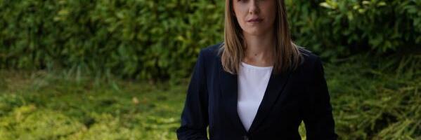 "DA UĆUTI VRHOVNI KOMADANT ZBOG KOG ŽIVIMO U MIRU?" Milica Nikolić oštro reagovala na izjave Stefanovića: Borko može jedino da bude nadležan da Piculi pere noge