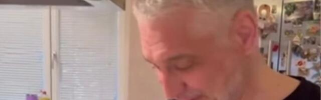 Čeda Jovanović pokazao sa kim se mazi u ranim jutarnjim časovima: "Ja u fotelji, a ona gde god želi na meni"