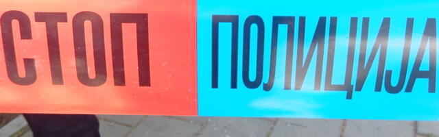 Drvo palo na kolovoz i kombi u centru grada