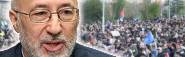 STUDENTI-FOTELJAŠI NAPALI DEKANA! Haos ispred Pravoslavnog bogoslovskog fakulteta u Beogradu