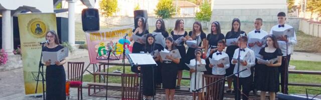 Omladinsko-dečji crkveni hor „Sveta Anastasija Srpska“ održao koncert u porti Crkve Svete Trojice u Vlasotincu