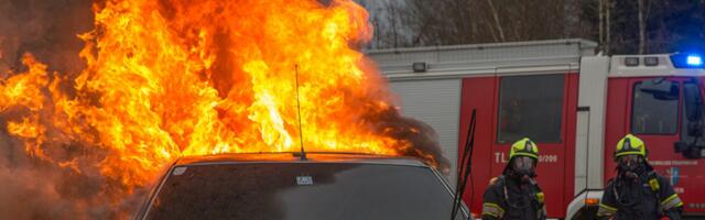 NAJTUŽNIJA FOTOGRAFIJA MESECA: Pogledajte šta su vatrogasci uradili posle TRODNEVNE borbe sa požarima! (FOTO)