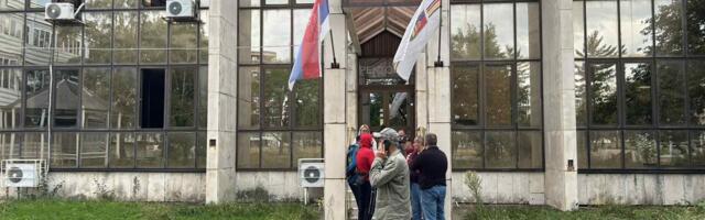 Studenti noć proveli u Rektoratu, na njihov poziv okupljaju se i građani, rektor, kažu studenti, pozvao policiju