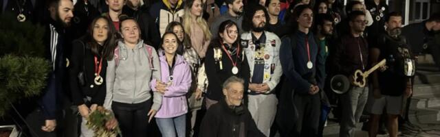 Kragujevčani dočekali studente i maturante koji su pešačili od Beograda do Novog Sada