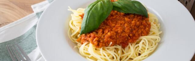 Za manje od 30 minuta do zdravog obroka:Pasta sa "mlevenim mesom" od oraha i leblebija u bogatom paradajz sosu