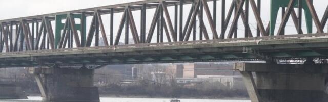 NAŠ PEVAČ SKOČIO S PANČEVAČKOG MOSTA! Telo i dalje nije pronađeno - STRAVIČNI DETALJI samoubistva, dva broja kriju TAJNU! Da se naježiš!