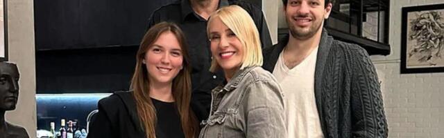 OVAKO JE PORODICA DIVAC PROSLAVILA BOŽIĆ U LOS ANĐELESU: Tu su Petra i Luka, a na stolu česnica sa srpskim simbolima (FOTO)