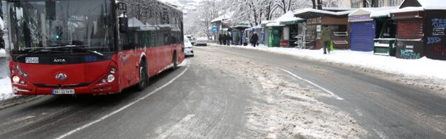 AMSS: Pojačan saobraćaj ka zimskim centrima, putevi uglavnom dobro prohodni