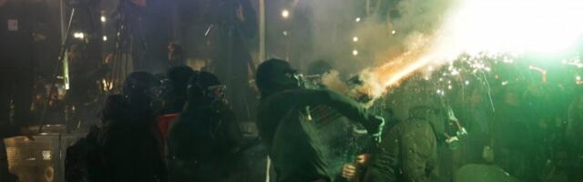 OPŠTI RAT NA ULICAMA ALBANIJE: Žestoki sukobi opozicije i policije, Molotovljevi kokteli lete na zgradu Vlade, ima povređenih! (FOTO, VIDEO)