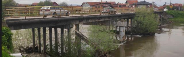 Za 14 meseci 21 vozač kamiona dobio kaznu zbog vožnje preko Medoševačkog mosta