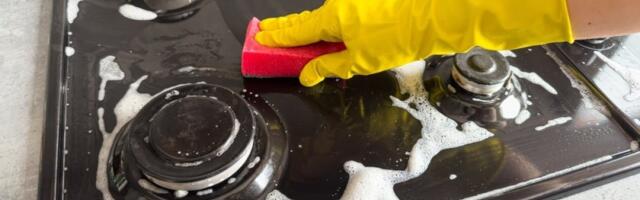 Tvrdokorne mrlje briše kao gumicom: Zaboravite na sirće i sodu - ova namirnica čisti šporet bolje od bilo kog sredstva