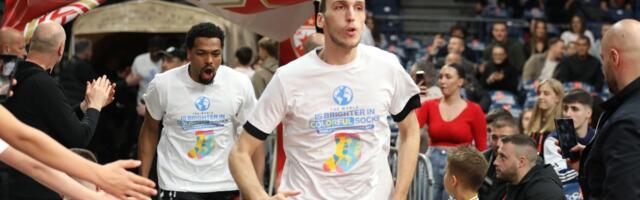 Košarkaši Zvezde i Partizana istrčali na večiti derbi u Areni u identičnim majicama, ovo je bio razlog