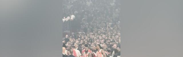 Navijači Crvene zvezde gađali crno-bele nakon poena Karlika