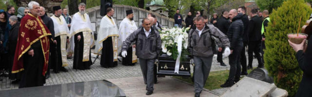 OVAKO SU GROBARI ISPRATILI VUJOŠEVIĆA! Duško na sahrani dobio pesmu od najvernijih navijača - od ovih scena suze same teku! (VIDEO)