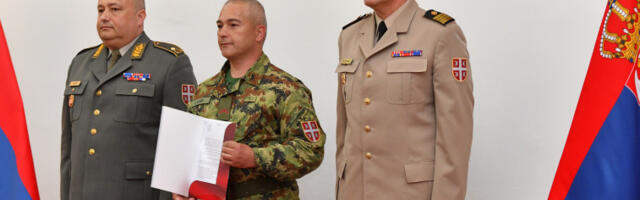 Уручени уговори за војнике на неодређено