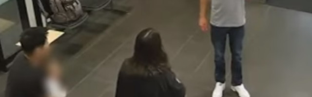 Gušila se dok su roditelji bili izbezumljeni, a onda je policajac napravio potez koji bi svaki roditelj trebalo da zna (VIDEO)