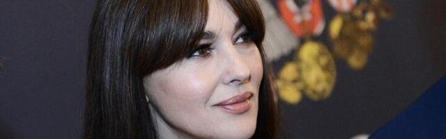 Poklekla i ona: Monika na novim fotkama 20 godina mlađa