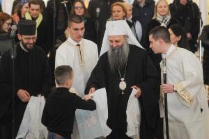 Патријарх Порфирије поделио деци светосавске пакетиће