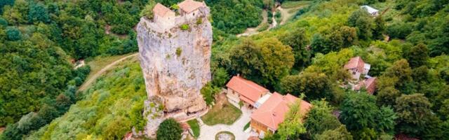 Ni na nebu ni na zemlji! Manastir među oblacima morate da vidite - ljudi oduševljeni (FOTO)