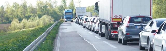 VOZAČI OPREZ : Mokri kolovoz i magla na Sremskoj Rači, kamioni čekaju 4 sata