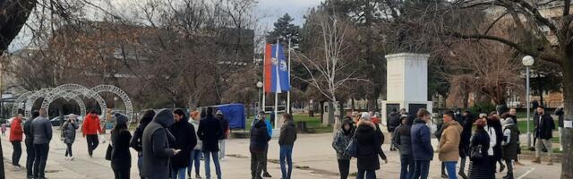 Tribina i promocija biltena Slobodnog univerziteta na Trgu topličkih junaka u Prokuplju