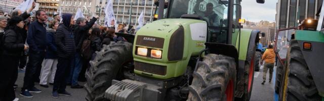 Haos na ulicama Atine: Traktori paralisali grad, besni poljoprivrednici poslali poruku vlastima (FOTO)