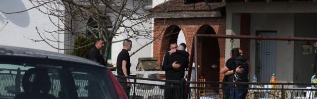 Udovica Lazićevog brata ne prestaje da jeca - Drže je da se ne sruši: Potresne scene u Brestaču (FOTO)