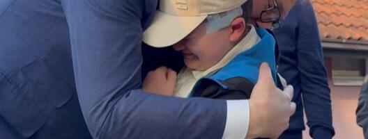 VUČIĆ ODRŽAO REČ, MALI ANDRIJA NA VEČITOM DERBIJU! "Znao sam da će predsednik da održi obećanje koje mi je dao kad je bio u mojoj kući, on je najbolji" (FOTO)