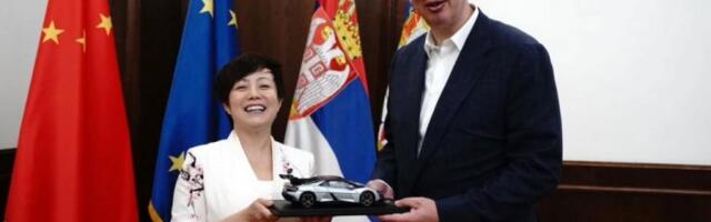 IDE BRZINOM, VEROVALI ILI NE, 496KM NA SAT! Vučić oduševljen poklonom koji je dobio od šefice BYD, pa pozvao kineskog giganta na Ekspo (FOTO)