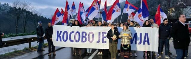 VELIČANSTVENO: Srbi sa KiM velikim transparentom poslali snažnu poruku na putu za Beograd (FOTO/VIDEO)