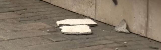 Otpala fasada, krhotine pale ispred deteta (FOTO)