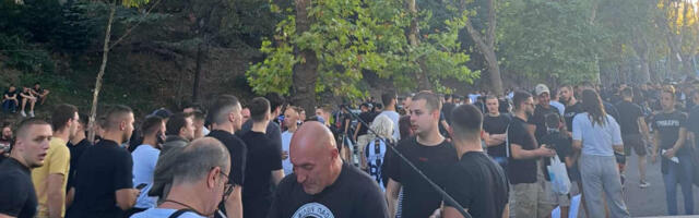 BLIŽIMO SE SPEKTAKLU SRPSKOG FUDBALA Navijači Partizana u velikom broju ispred stadiona u Humskoj (VIDEO)