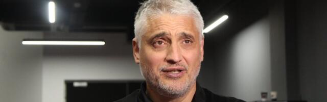 Čeda Jovanović mazi mačora: Političar u raju (FOTO)