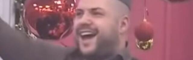 Asmin Durdžić stavio šajkaču na glavu, pa iz sveg glasa pevao "Đurđevdan"! Na mrežama haos, žestoko ga napali