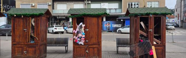 Oštećene drvene kućice za prodaju u centru Niša