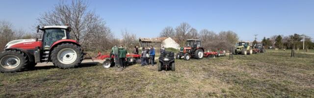 ČALMANCI ZASUKALI RUKAVE! Dvadesetak domaćina traktorima sredilo sve atarske puteve – od jutra do podne radili kao jedan! (FOTO)