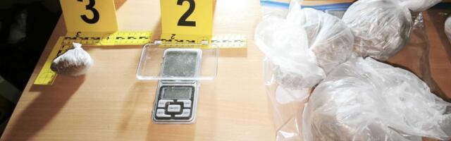 POLICIJA GA UHVATILA NA DELU KAKO PRODAJE DROGU, PA MU UPALI U STAN! Uhapšeni diler i kupac iz Niša (foto)