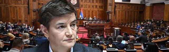 BRNABIĆ U SKUPŠTINI: ''Od koga branimo Srbiju? Pa, od vas blokadera! Da je ponovo ne opljačkate kao onda KADA JE 500.000 LJUDI OSTALO BEZ POSLA''! VIDEO)