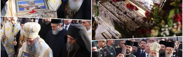 UŽIVO ČASNI POJAS PRESVETE BOGORODICE STIGAO U VAZNESENJSKU CRKVU! Ogroman broj vernika okupio se da dočeka svetinju - Porfirije služi bogosluženje (FOTO/VIDEO)