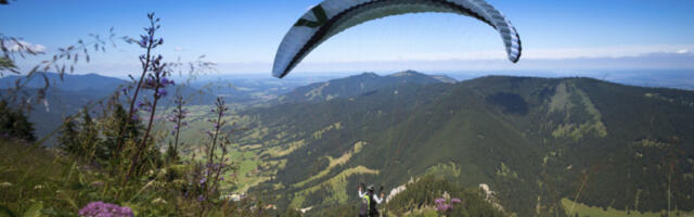UŽAS NA JADRANU: Paraglajderista pao u more! Sa teškim povredama prevezen u bolnicu